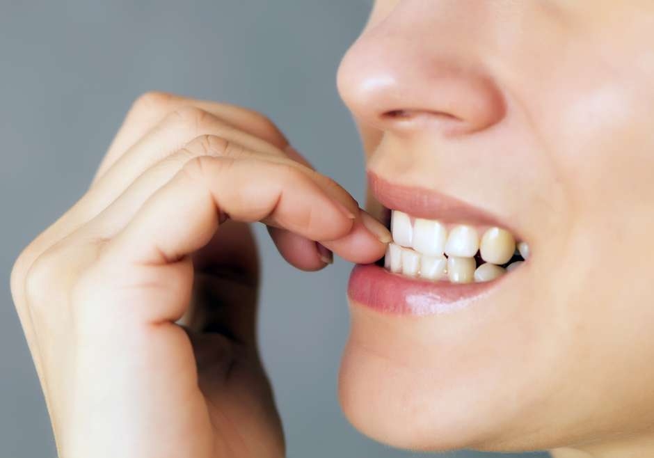 Mastigar outros objetos como ponta de lpis ou tampas pode causar danos ou traumas dentais ainda mais graves do que os provocados por roer as unhas