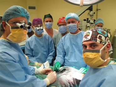 Cirurgies so vistos durante cirurgia de transplante de pnis realizada em dezembro na frica do Sul
