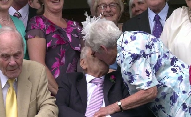 Juntos h 27 anos, George Kirby, 103, e Doreen Luckie, 91, formalizaram sua unio neste domingo