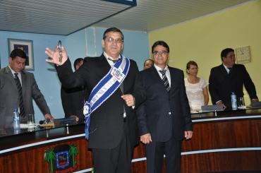 Valdecir Corra ao lado do prefeito Z Mauro (com faixa azul) durante a cerimnia de posse em janeiro de 2013. 