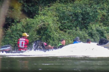 A foto divulgada pela Polcia mostra suspeitos atravessando o rio Javas em um barco