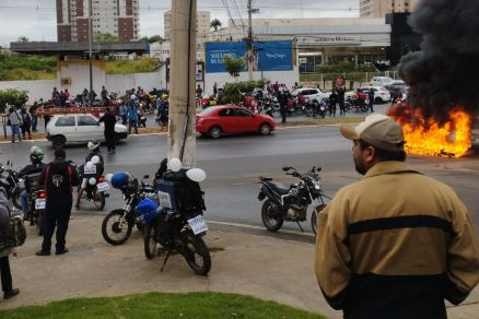 A manifestao ocorre em frente  Honda da Avenida Fernando Corra