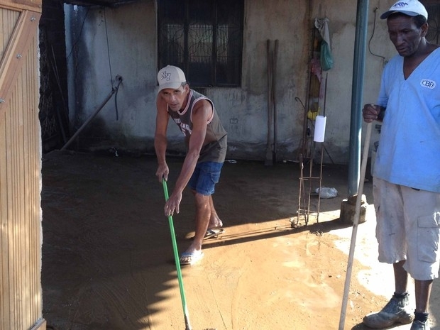 Morador limpa lama de casa em Campo Grande, na Zona Oeste do Rio