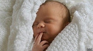 Dormir com beb pode ser perigoso (Foto: BBC)