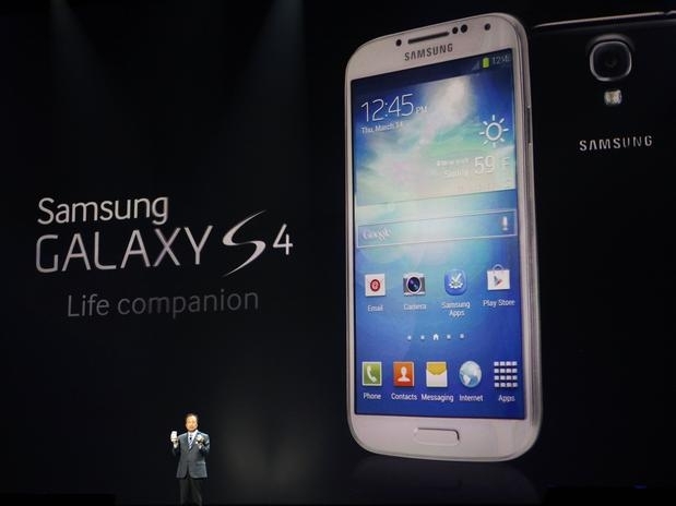 O chefe da diviso de aparelhos mveis da Samsung, J. K. Shin, mostra o novo smartphone da companhia, o Galaxy S4