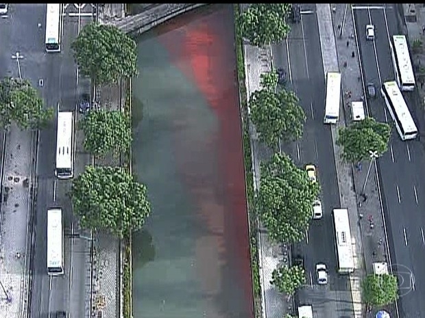 Mancha vermelha chama a ateno de quem passa pelo Canal do mangue (Foto: Reproduo/ TV Globo)