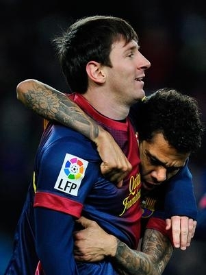 Lionel Messi recebe abrao de Daniel Alves; argentino deixou sua marca pela 15 rodada consecutiva