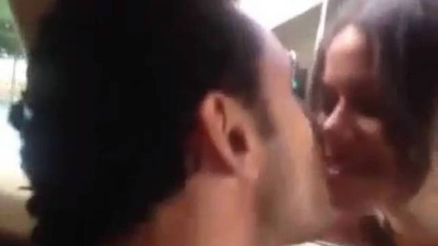 Fred beija mulher no trnsito