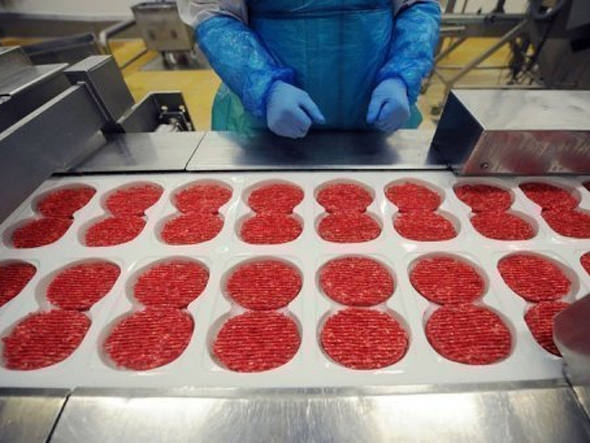 Produo de carne na Frana: a deciso foi provocada pela descoberta de traos de DNA de cavalo nos dois produtos de car