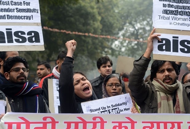 Indianos fazem protesto contra violncia contra as mulheres nesta quarta-feira (2) (Foto: AFP)