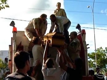 Comoo marcou enterro dos corpos dos dois amigos em Tangar da Serra (Foto: Reproduo/TVCA)