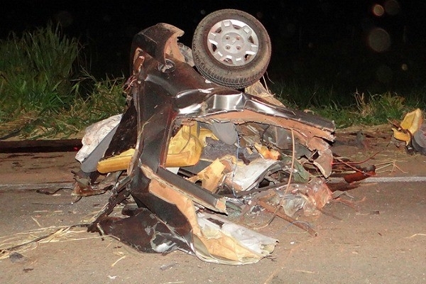 Carro foi partido ao meio com violncia do impacto em acidente na BR-163, em Mato Grosso.