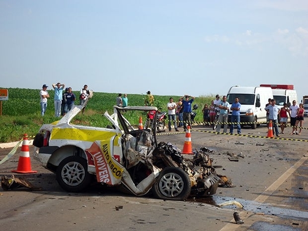 Carro de autoescola ficou destrudo em acidente em Sorriso. (Foto: Rachel Rocha /Rdio Centro mrica)