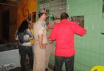 Operao fiscaliza bares, lanchonetes e restaurantes (Foto: Assessoria/CR2-PM)