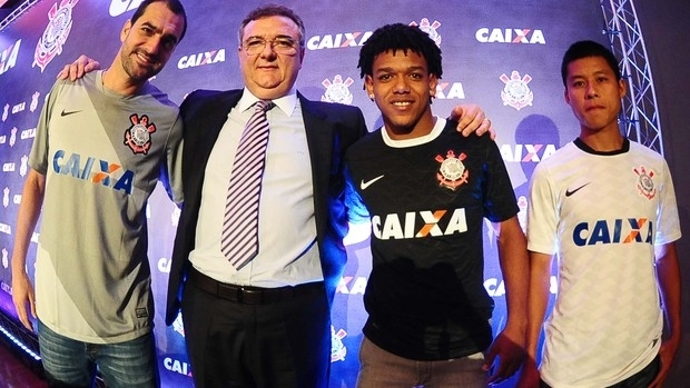 Presidente posa com Danilo, Romarinho e Zizao na exibio da camisa do Corinthians com novo patrocinador