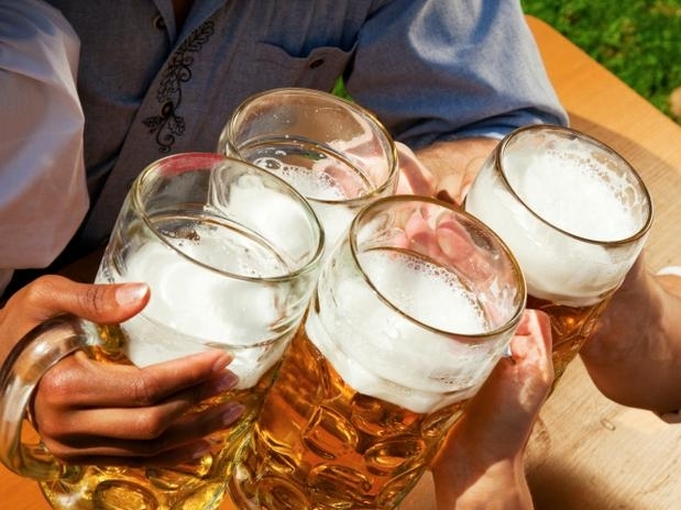 Segundo cientistas, uma taa ou copo por dia pode levar ao alcoolismo