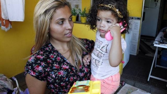 Camila e a filha, Ana Clara: nome da criana foi includo no SPC e na Serasa Foto: Bruno Gonzalez /