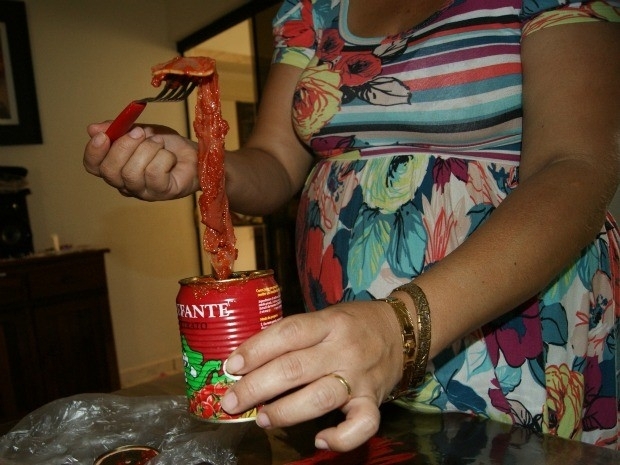 Camisinha em lata de extrato de tomate comprada pela empresria (Foto: Joo Paulo Brito/Caarap News)