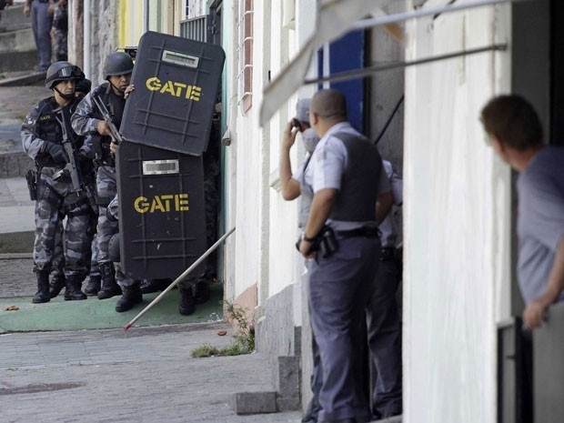 Gate negocia rendio de homem que baleou trs na Liberdade (Foto: Edno Luan/ Futura Press/AE)