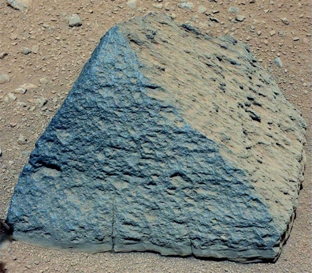 Pedra tem formato piramidal (Foto: Nasa/Divulgao)