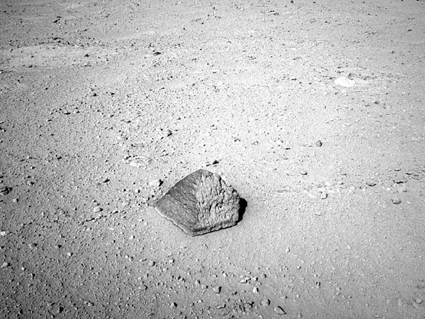 Pedra em forma de pirmide foi encontrada pelo rob Curiosity em Marte na quarta (Foto: Nasa/JPL-Caltech)