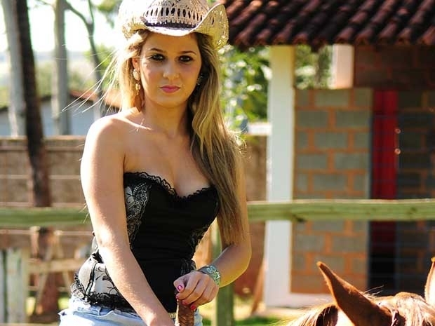 Kamila Oliveira, de 17 anos, gosta de cavalgar e sonha em executar a prova dos trs tambores na arena de Barretos, SP