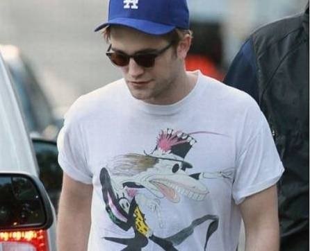 Robert Pattinson aparece abatido enquanto sai da casa que dividia com Kristen Stewart