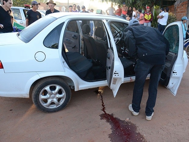Carro de taxista tinha marcas de tiros (Foto: Ronaldo Teixeira/Agora MT)