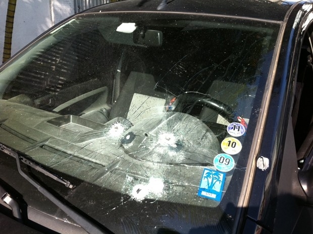 Pelo menos cinco disparos foram feitos contra carro de publicitrio (Foto: Letcia Macedo/G1)