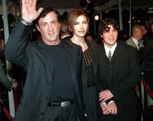 Sylvester Stallone, sua ento noiva Jennifer Flavin e Sage Stallone, durante a estreia do filme 