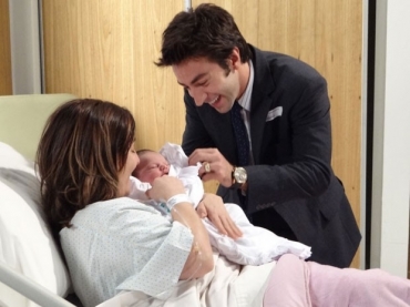 Ariela e Humberto babam com o filhinho, que acaba de nascer (Foto: Cheias de Charme / TV Globo)