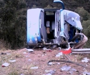 nibus caiu na ribanceira aps motorista perder o controle em uma curva (Foto: Divulgao / PRE)