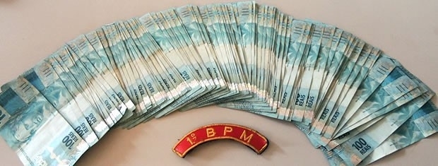 Dinheiro roubado de vtimas foi apreendido pela polcia militar (Foto: Divulgao/Comando Regional I)
