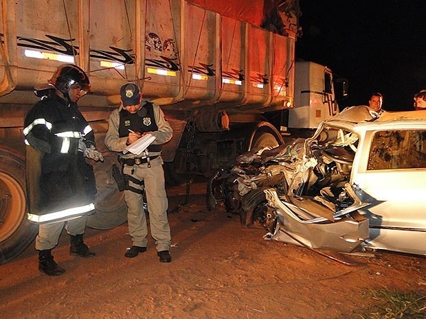 Motorista do carro de passeio morreu na hora (Foto: gua Boa News)