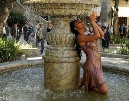 Juliana Paes toma banho em fonte de praa em 