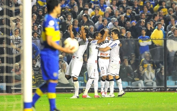 Jogadores do Corinthians comemoram o empate com o Boca