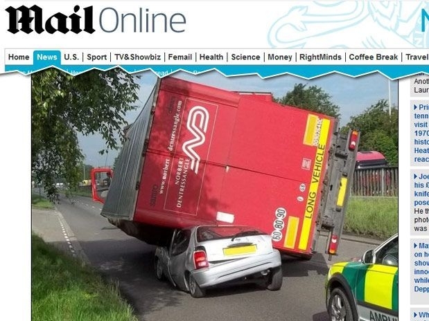 Imagem de reproduo do Daily Mail exibe o carro esmagado pelo caminho aps o acidente