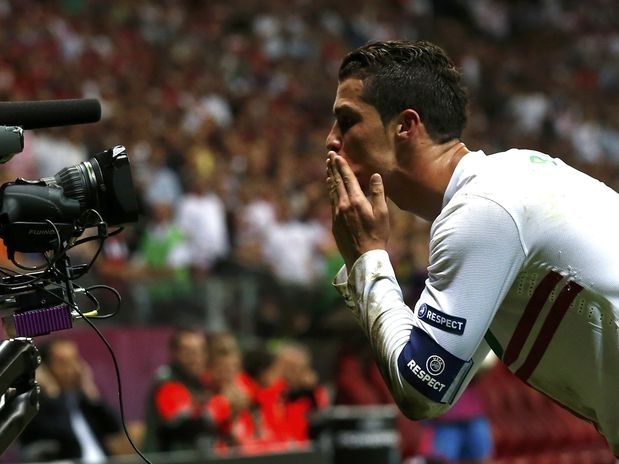 Cristiano Ronaldo marcou o gol da classificao portuguesa aos 34min do segundo tempo