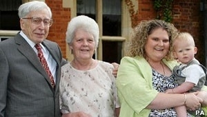 O doutor Robert Edwards, Lesley Brown, a filha Louise Brown e o neto Cameron em 2008