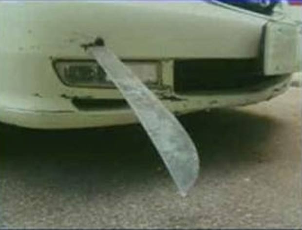 Motorista encontrou um faco preso no para-choque dianteiro de seu veculo.