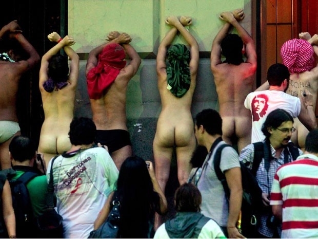 Grupo tira a roupa durante manifestao no Centro do Rio durante a Rio+20