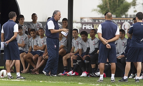 Tite gesticula ao conversar com os jogadores do Corinthians