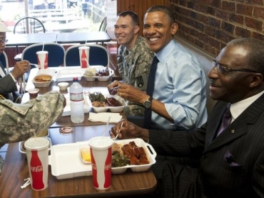 Presidente Obama sorri durante almoo com participantes de programa nacional pela paternidade: costelas de porco no card