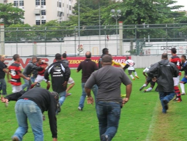 Jogadores de Flamengo e Vasco se envolvem em briga