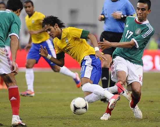 O atacante Neymar recebe falta de Jesus Zavala durante amistoso contra o Mxico