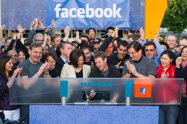 Zuckerberg, president-executivo do Facebook, toca o sino na abertura da Nasdaq nesta sexta (18) (Foto: AP)