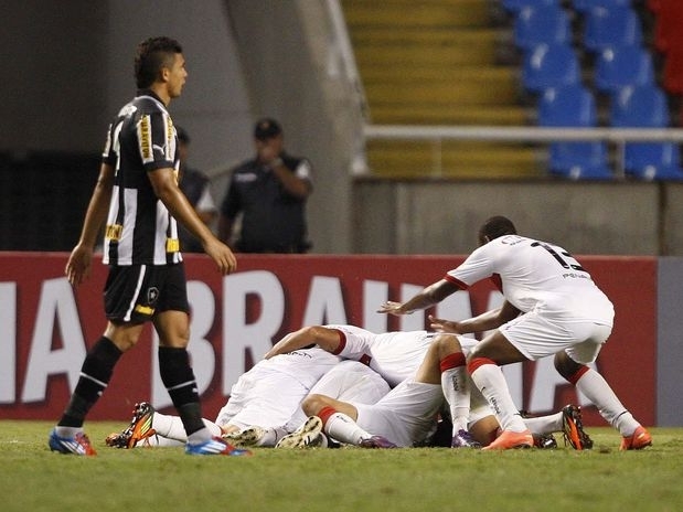 Botafogo viu o Vitria comemorar a vaga nas quartas de final no Engenho