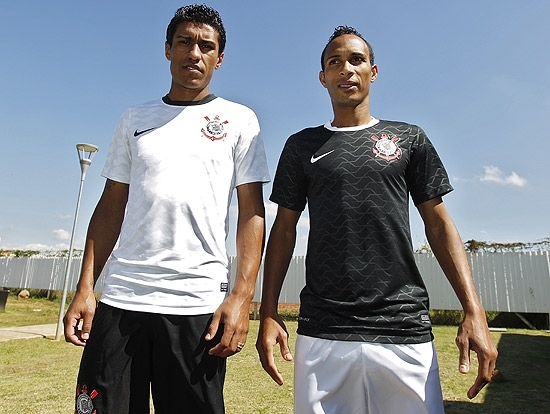 O volante Paulinho e o atacante Liedson posam com a nova camisa do Corinthians, que estreia no Brasileiro