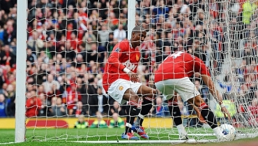 Ashley Young (esq.) e Javier Hernandez mostram pressa aps um gol do Manchester United sobre o Swansea 