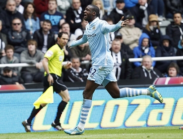 O meia Yaya Toure comemora um de seus gols para o Manchester City na partida contra o Newcastle 